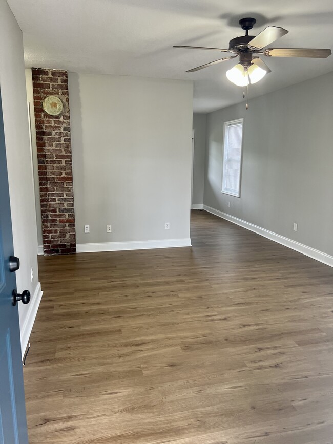 Front door entry to living room - 517 E Lincoln Rd