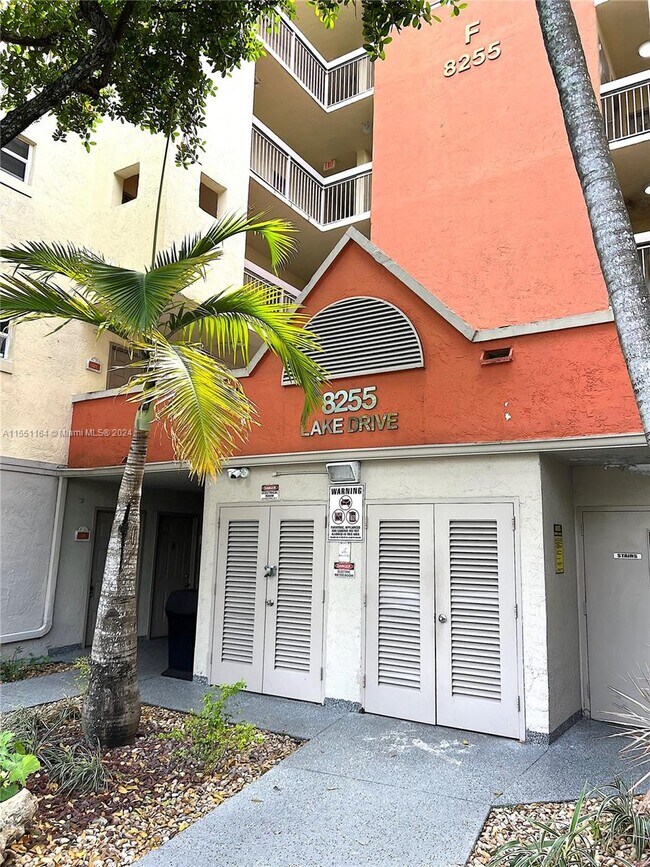 Foto del edificio - 8255 Lake Dr