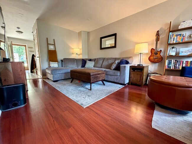 Foto del edificio - Stunning 3-Bedroom Townhome Nestled in Andorra Woods! Available mid-August!