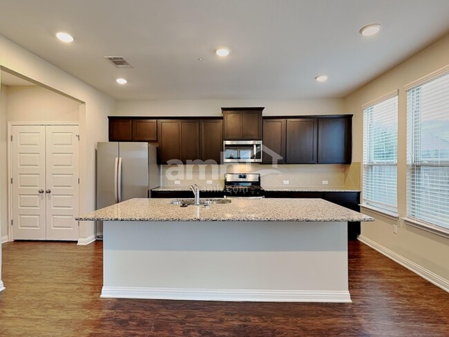 Foto del edificio - 8017 Turnberry Ln