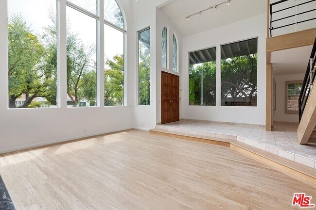 Building Photo - 207 N Maple Dr