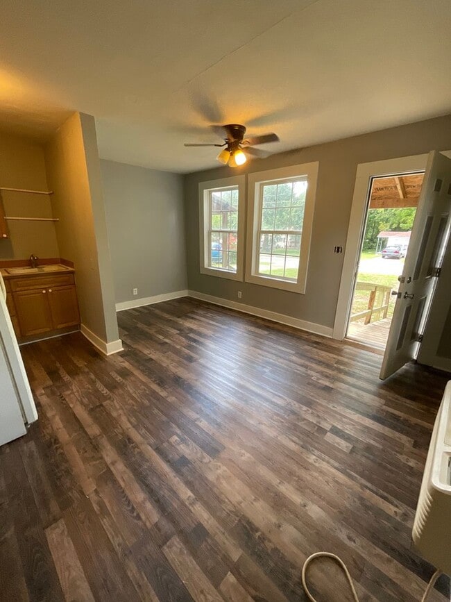 Building Photo - 1 bedroom/ bath duplex