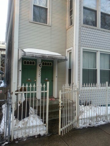 Foto principal - 1742 W Roscoe St
