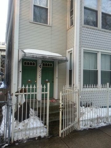 Primary Photo - 1742 W Roscoe St