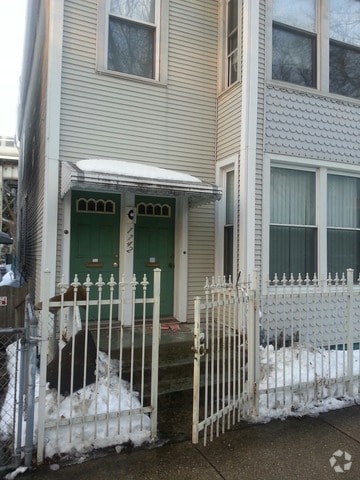 Building Photo - 1742 W Roscoe St