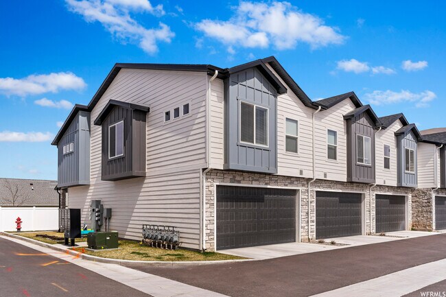 Building Photo - 852 E 250 N