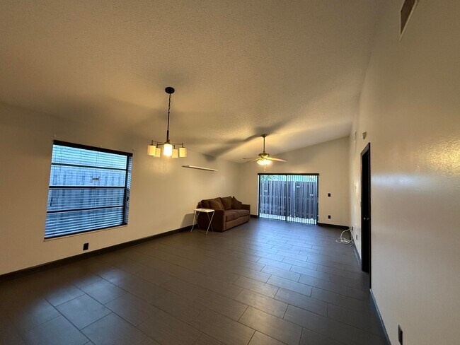 Foto del edificio - 1389 Pines Ln