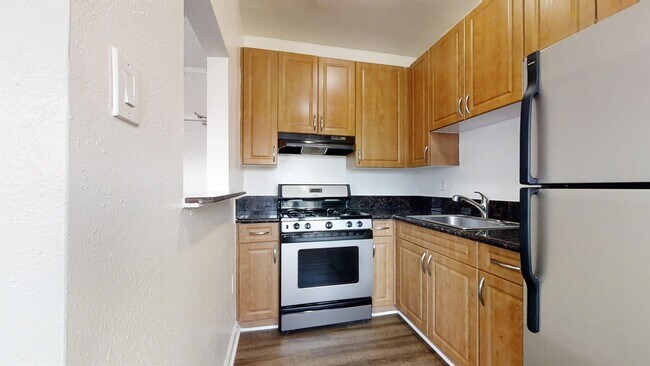 Building Photo - 334 N Heliotrope Dr