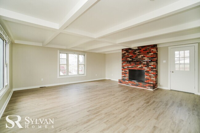 Building Photo - Rambling 3BR, 2BA home