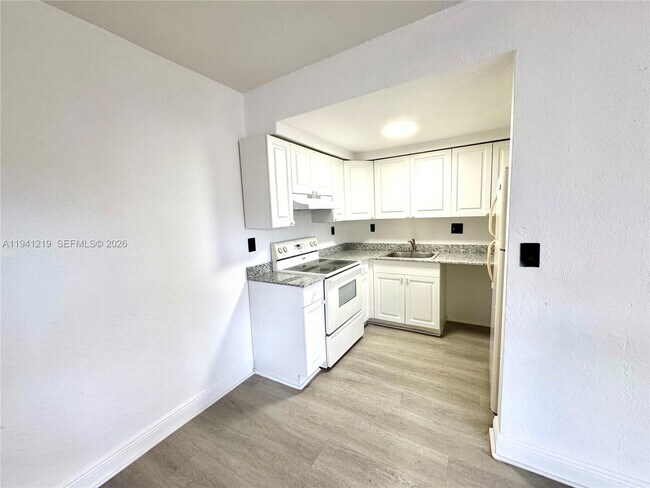 Foto del edificio - 1525 NE 135th St