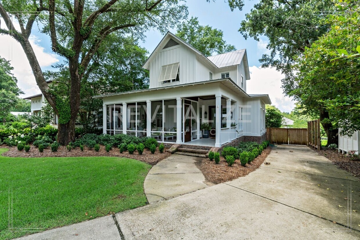 Primary Photo - Fully Furnished Cottage on Oversized Lot i...