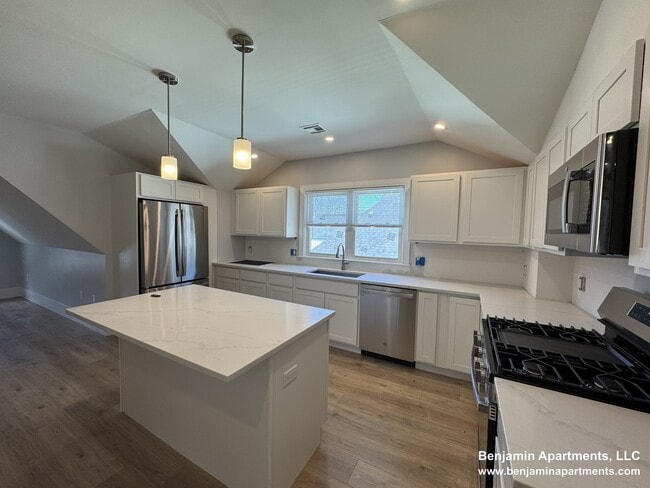 Building Photo - 28 Brooks St