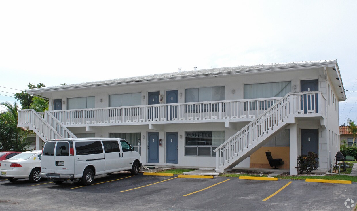 Building Photo - 2160 NE 42nd Ct