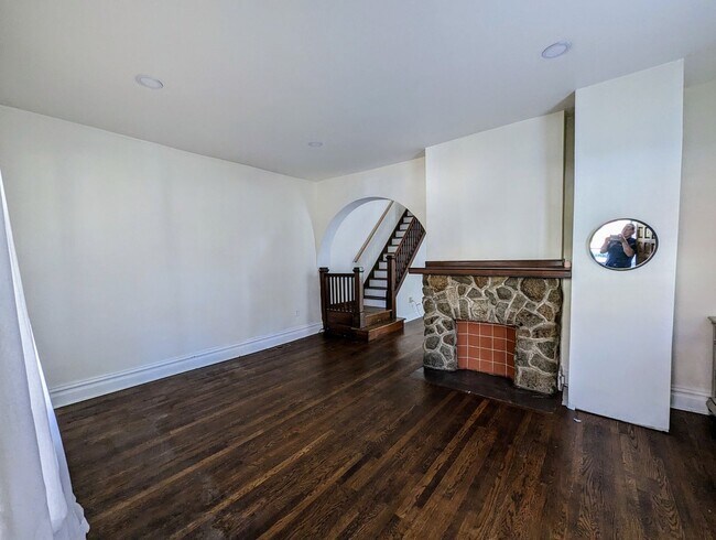 Building Photo - Large 4 Bedroom in Oakmont - Available May...