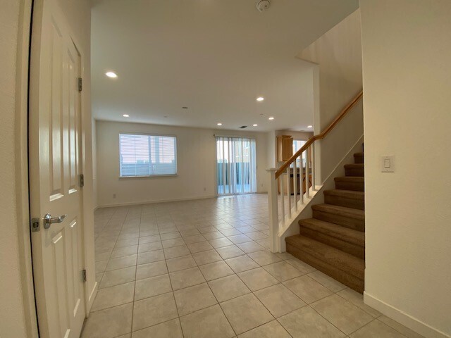 Foto del edificio - Beautiful New Home For Rent in Roseville!