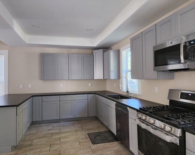Building Photo - 6 Thorndike St
