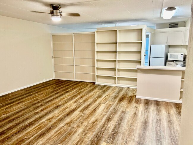 Foto del edificio - Tropic Seas one bdrm., one bath apartment, Oceanfront property, by Diamond Head and Kapiolani Park!