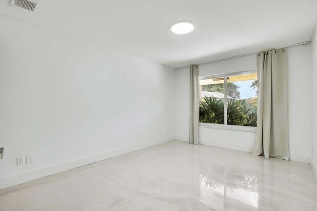 Foto del edificio - 7351 Valencia Dr