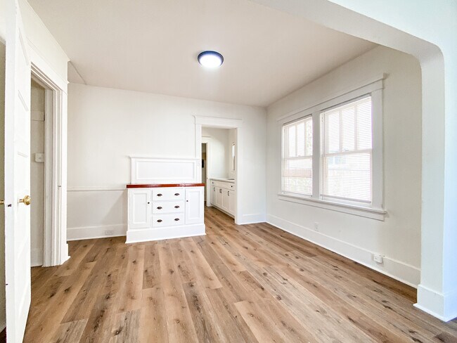 Building Photo - 977 Marview Ave