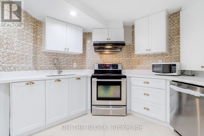 Building Photo - 409 Silverthorne Crescent