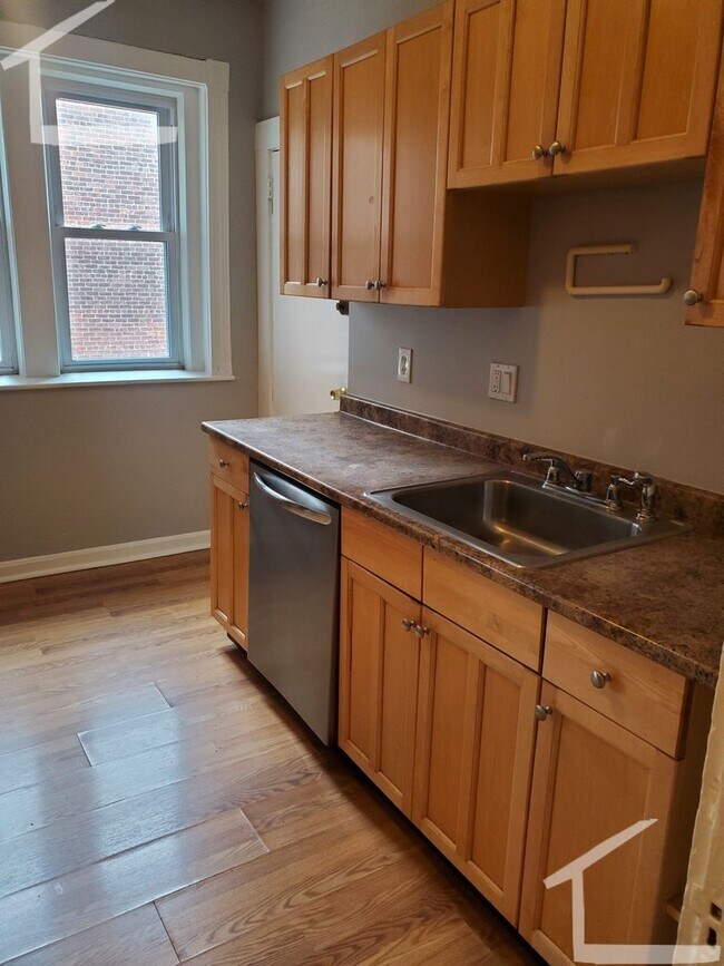 Foto del edificio - Central Allston Location. Steps from the T Stop. Heat, Hot Water Included, Laundry Facility. Eat-...