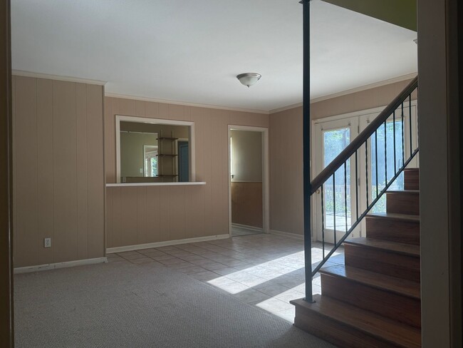 Building Photo - 323 Auburn Dr