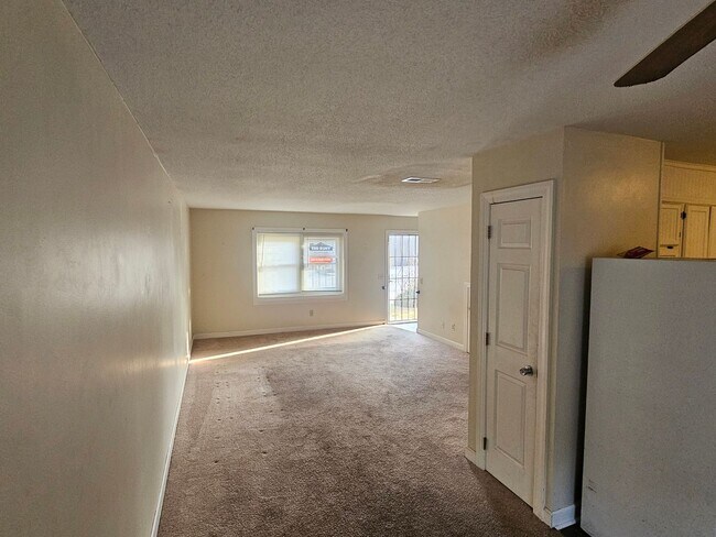 Foto del edificio - Updated 2BR Townhome Near S Beltline — Convenient Columbia Living