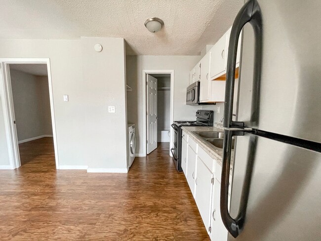 Building Photo - Close to Everything