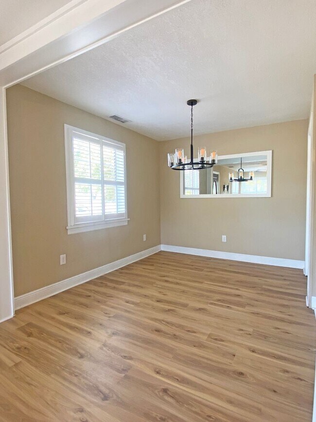 Foto del edificio - Charming Two-Story Pool Home Near Downtown...