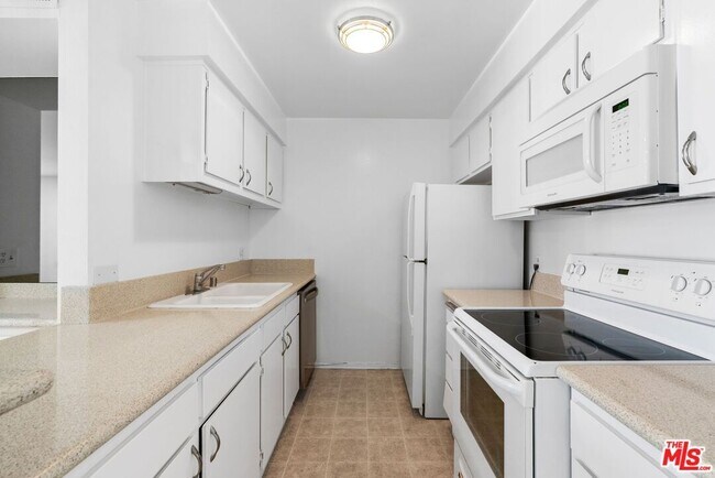 Foto del edificio - 7301 Raintree Cir