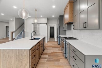 Building Photo - 1137 N Thompson Ave