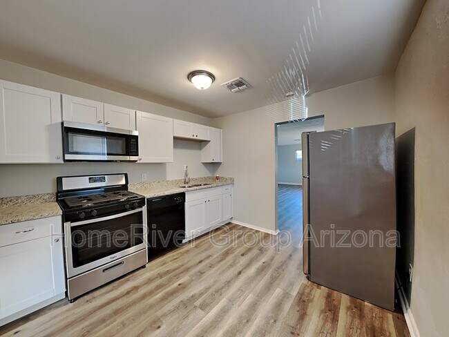 Building Photo - 2216 W Minnezona Ave