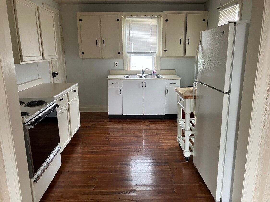Kitchen - 387 Maple Ave