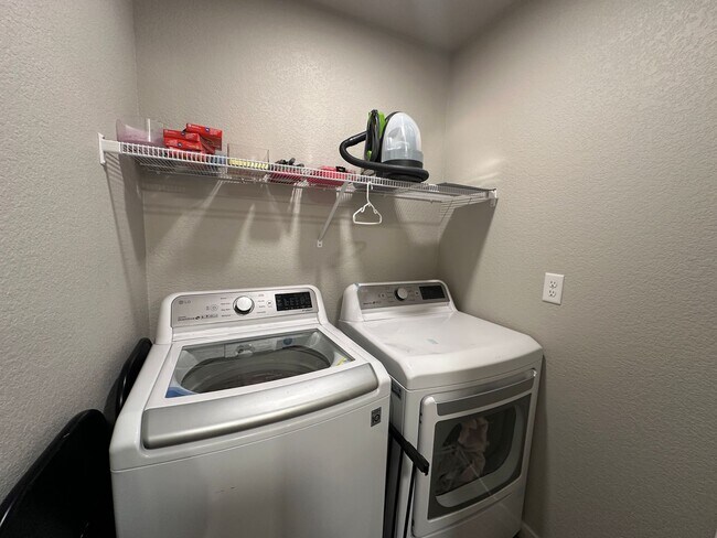 Foto del edificio - Spacious 3-Bed, 3-Bath, 1 Car Garage Townh...