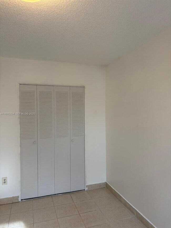 Foto del edificio - 6820 W Flagler St