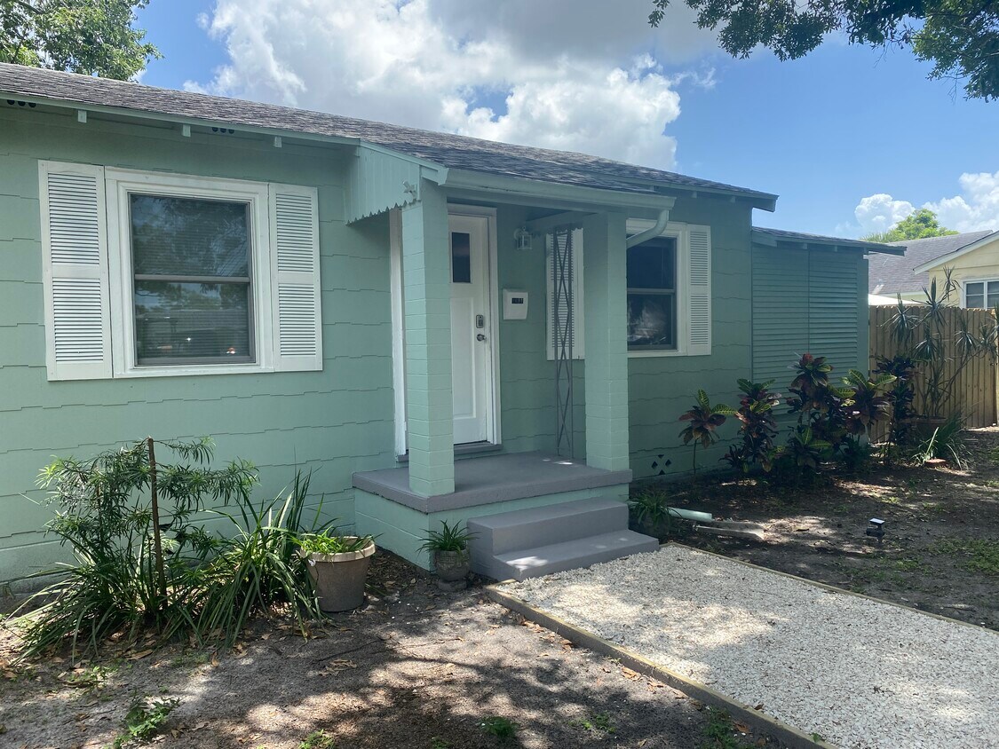Foto principal - 1601 Essex Dr N
