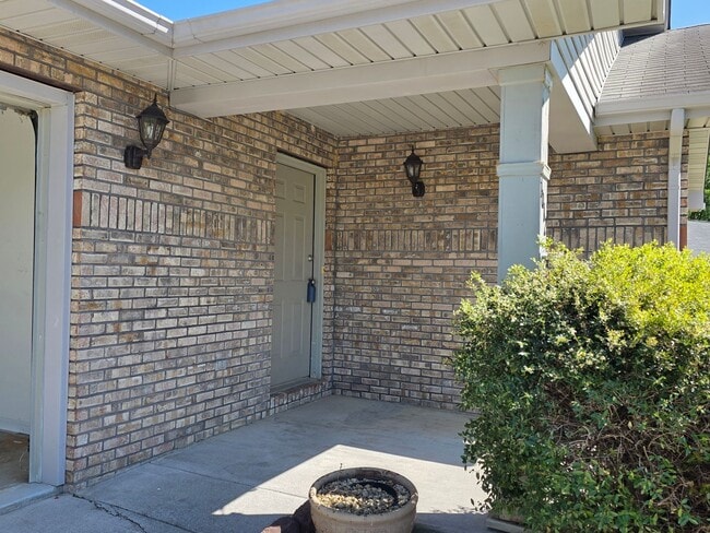 Building Photo - 1012 Willow Creek Cir