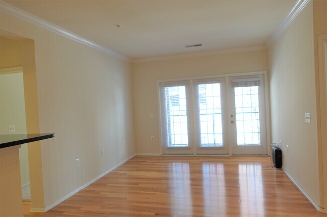Sala de estar / Entrada al balcón - 11750 Old Georgetown Rd