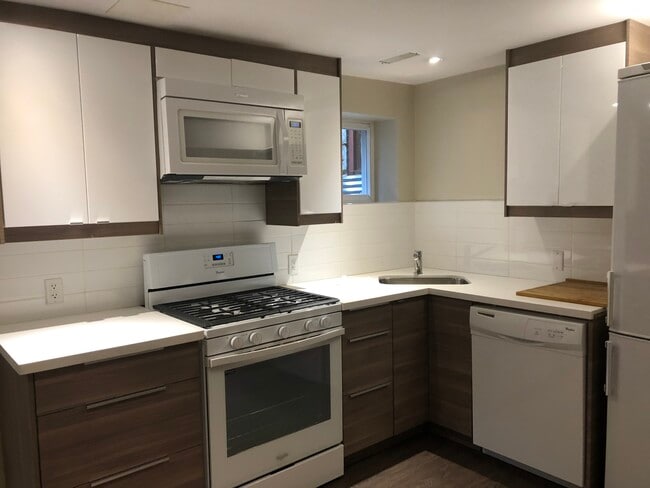 Building Photo - renovated 2 bedroom with high ceilings