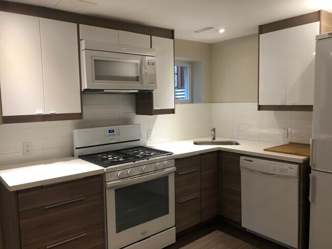 Photo du bâtiment - renovated 2 bedroom with high ceilings