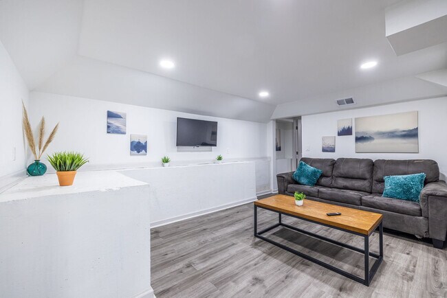 Foto del edificio - 1122 Elaine Dr