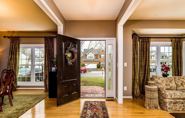 Building Photo - Gorgeous 4,000sqft  5-bed 3.5-bath Home near Chantilly Economic corridor