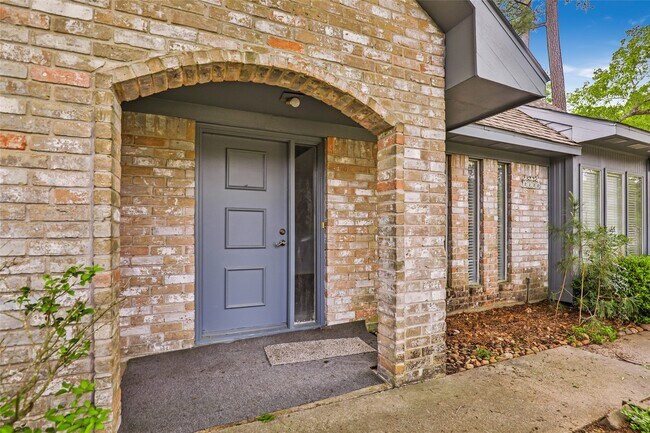 Foto del edificio - 2130 Lake Hills Dr