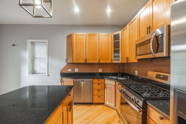Photo - 1327 W Walton St (Chicago, IL) Apartment