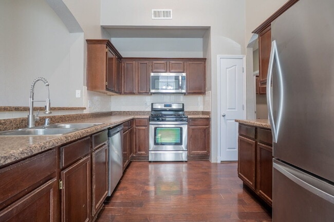 Building Photo - "Charming 4-Bed Oasis with 3 Full Baths on Twin Leaf Drive in El Paso, TX!"