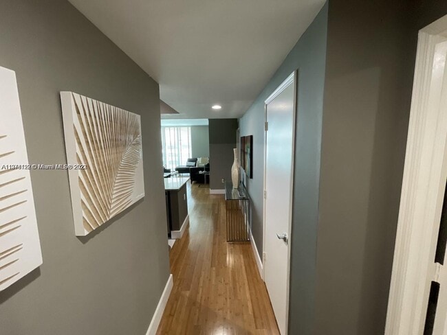 Building Photo - 950 Brickell Bay Dr