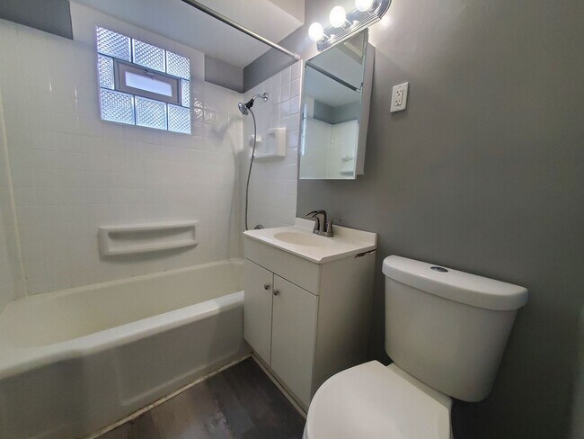 Foto del edificio - 4556-4556A N 65th St