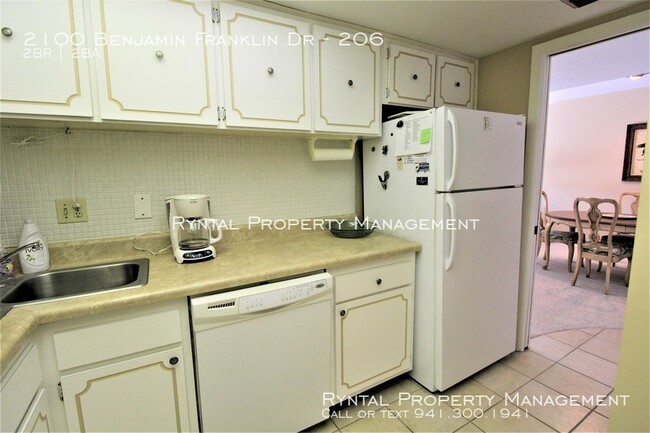 Building Photo - Beach-style living awaits you on Lido Key!!