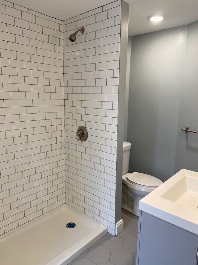 Foto del edificio - Beautifully renovated 2 bed 1 bath in the heart of East Boston