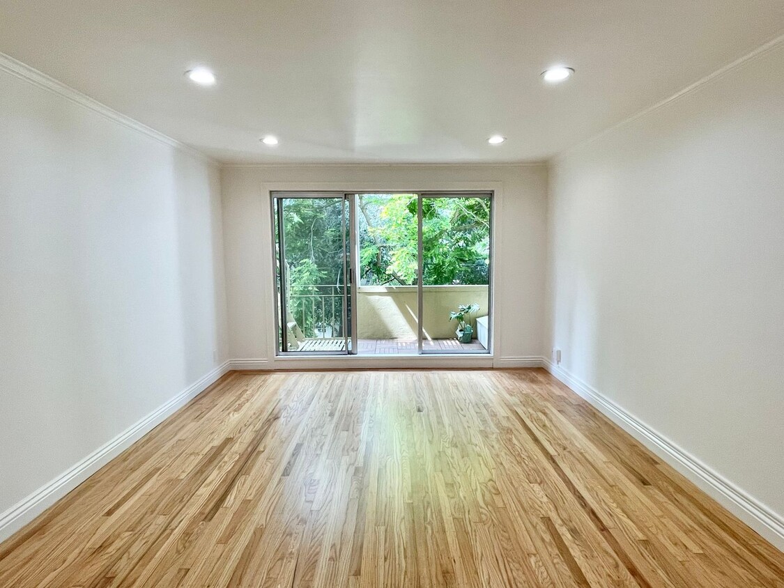 Foto principal - Prime Nob Hill Remodeled Condo, Private Ba...